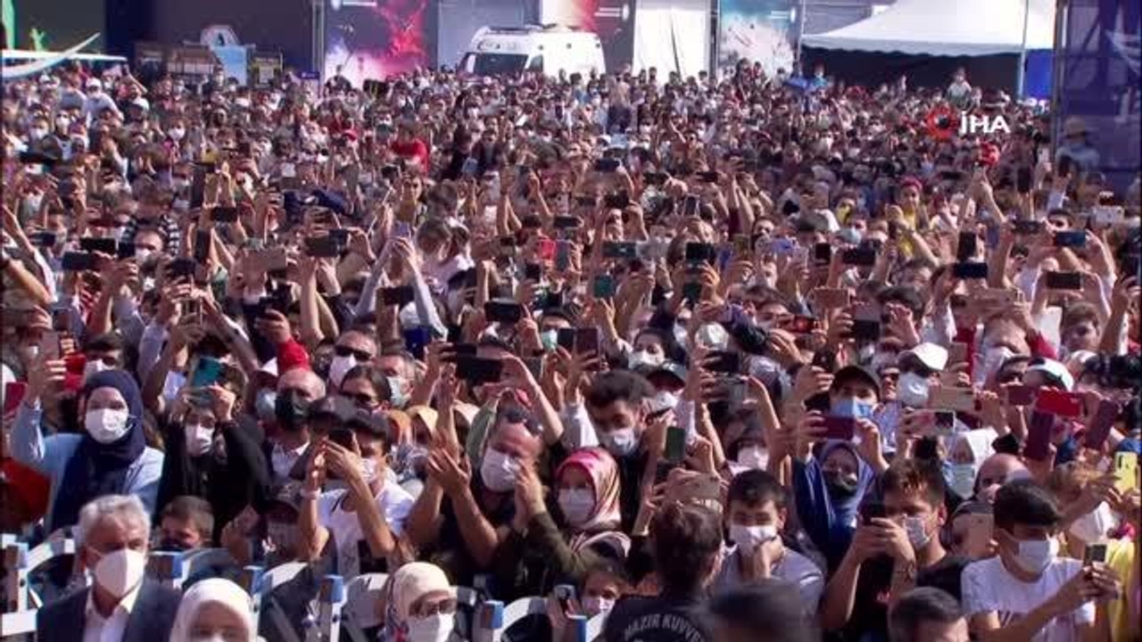Son dakika haberi... Cumhurbaşkanı Erdoğan: "Gençlerimizin, onları harflerle tanımlayanların fersah fersah ötesinde ufka sahip olduğunu biliyoruz"