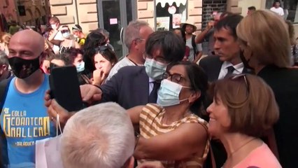 Bain de foule pour Carles Puigdemont, l'ex-président est libre de quitter la Sardaigne