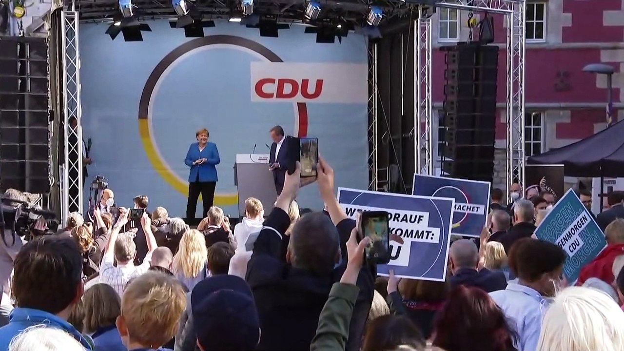 Angela Merkel is buzdított Armin Laschet záró kampánygyűlésén