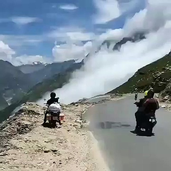 شاهدوا جمال الغيوم وهي تنساب من أعلى الجبل -  the beauty of the clouds flowing from the mountain