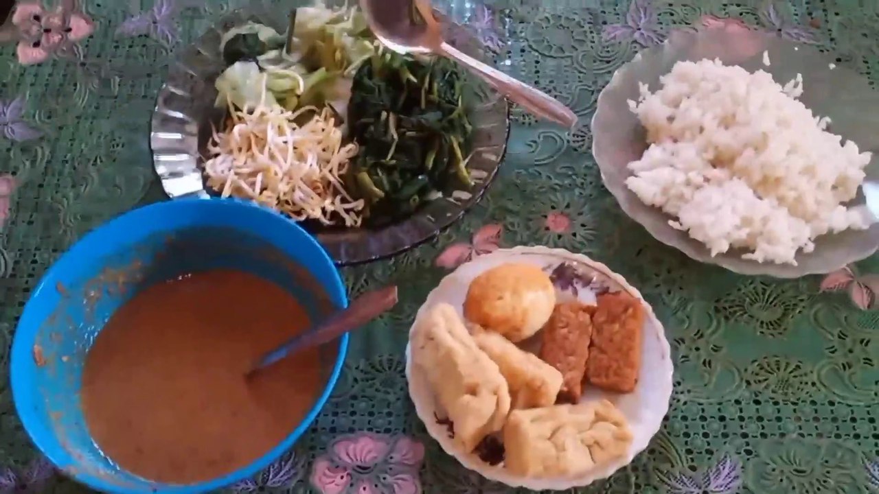 Makan pecel pedas buatan ibu