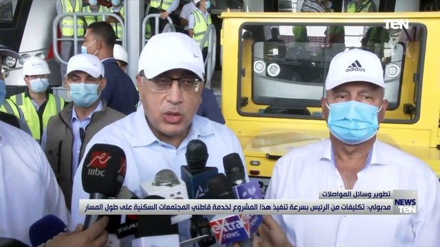 رئيس الوزراء يستقل نموذجا للقطار الكهربائي الجديد ويتفقد عددا من المحطات