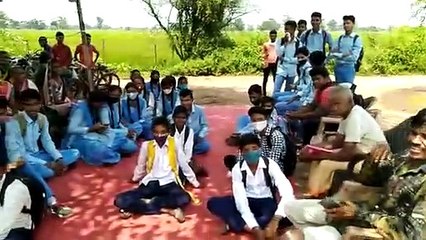 शराब दुकान को बंद करने छात्रों ने किया अनोखा प्रदर्शन