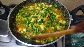 मटर स्टाफिंग पूरी और हरे प्याज मटर दम आलू की रेसिपी | matar stuffing Puri with matar aloo dum recipe