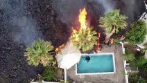 Terrible La Palma : Panic as the volcano erupts thousands of people flees,Lava flows hitting houses