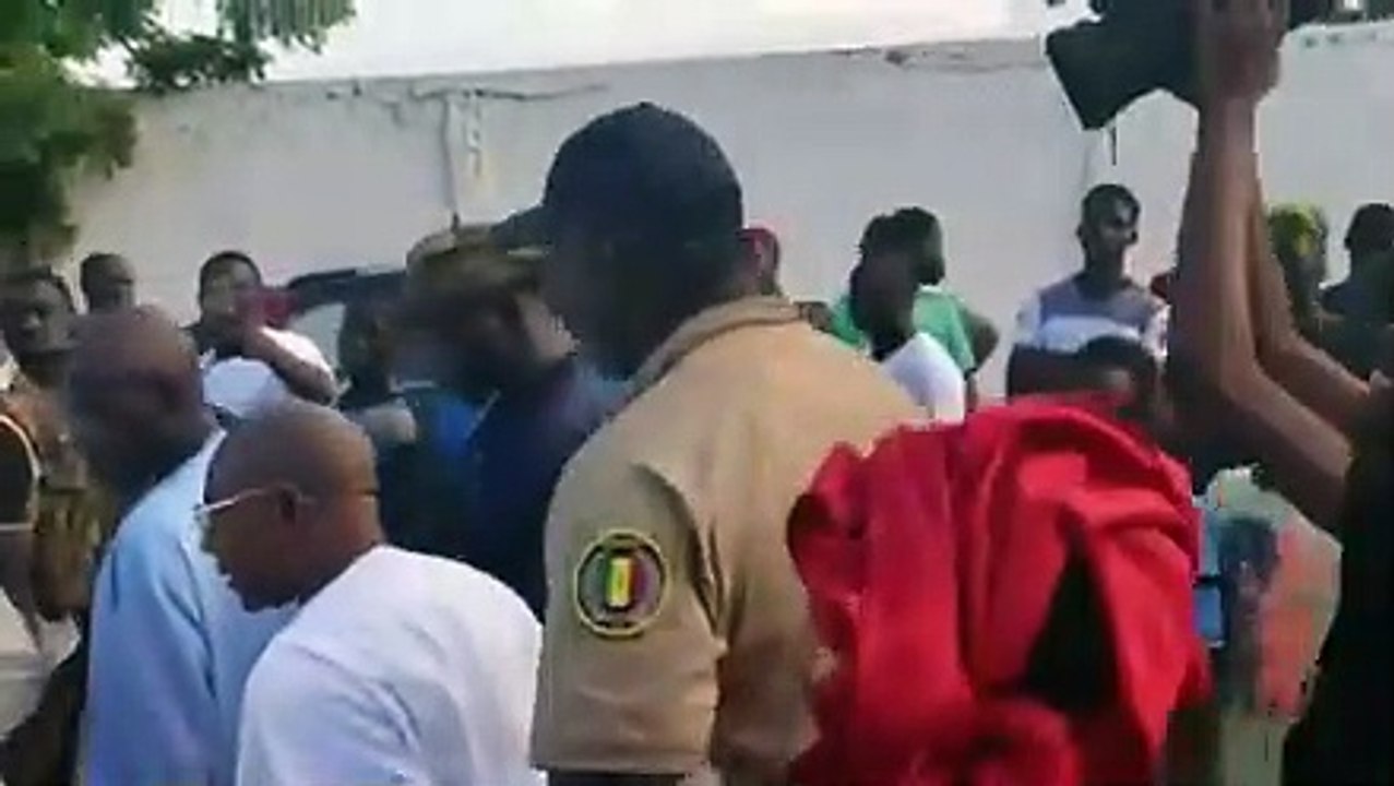 Les Thiantacounes offrent une superbe voiture Land Cruzer 2021 full option à Serigne Saliou Ndigueul Thioune