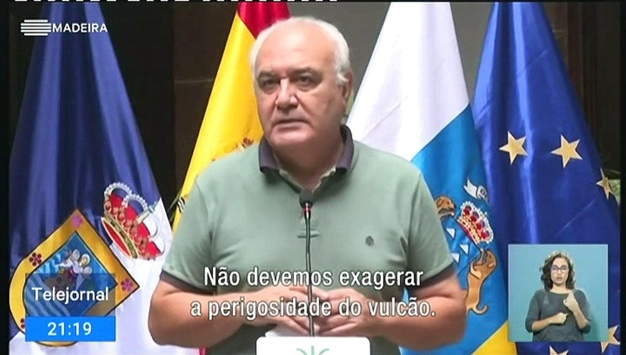 Milhares de turistas estão a sair da ilha de La Palma por via marítima, depois do aeroporto ter sido encerrado