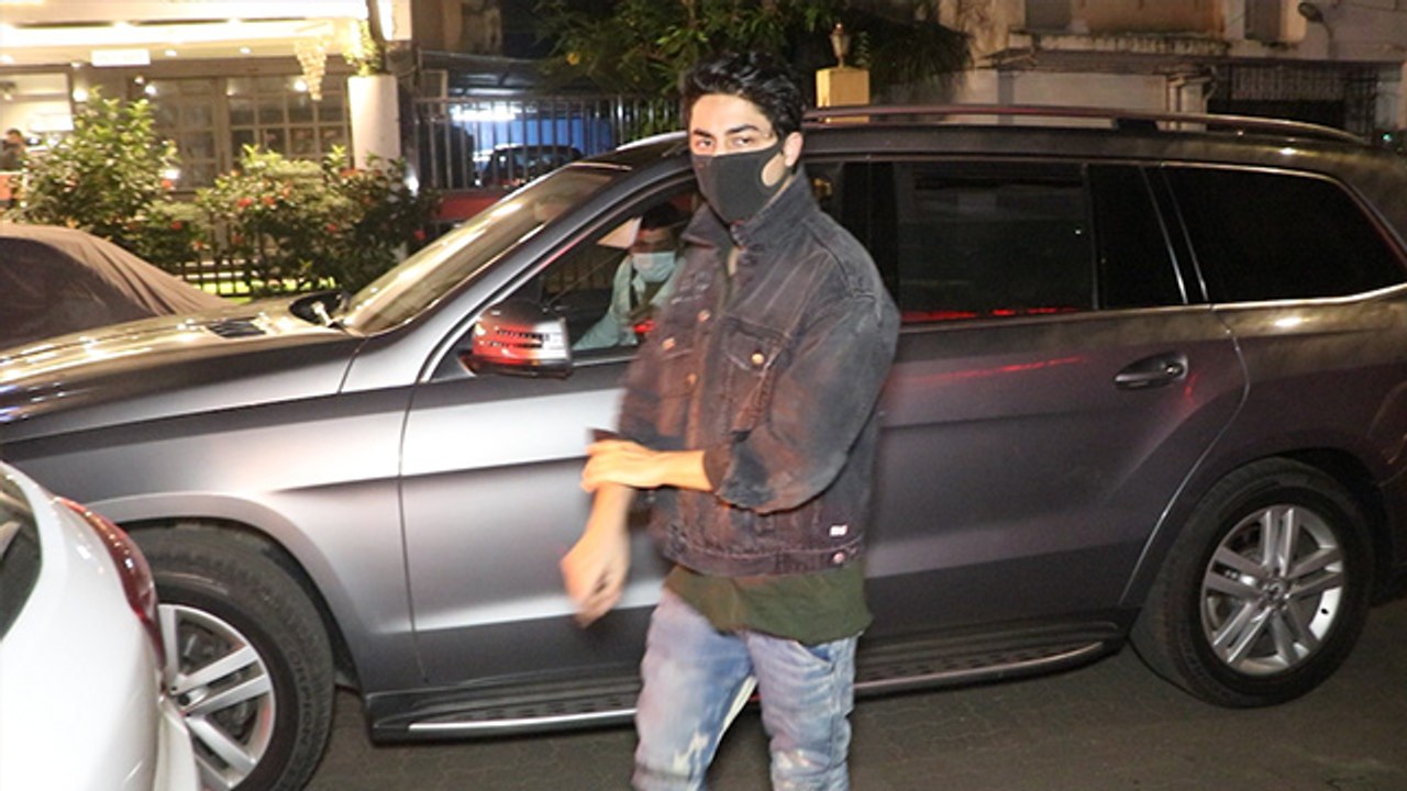 Shahrukh Khan Son Aryan Khan Snapped by Media at Bandra | FilmiBeat