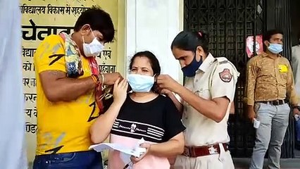 REET: चूड़ी, मंगलसूत्र, बाली, चुनरी सब उतरवाए,कड़ी जांच के बाद एंट्री