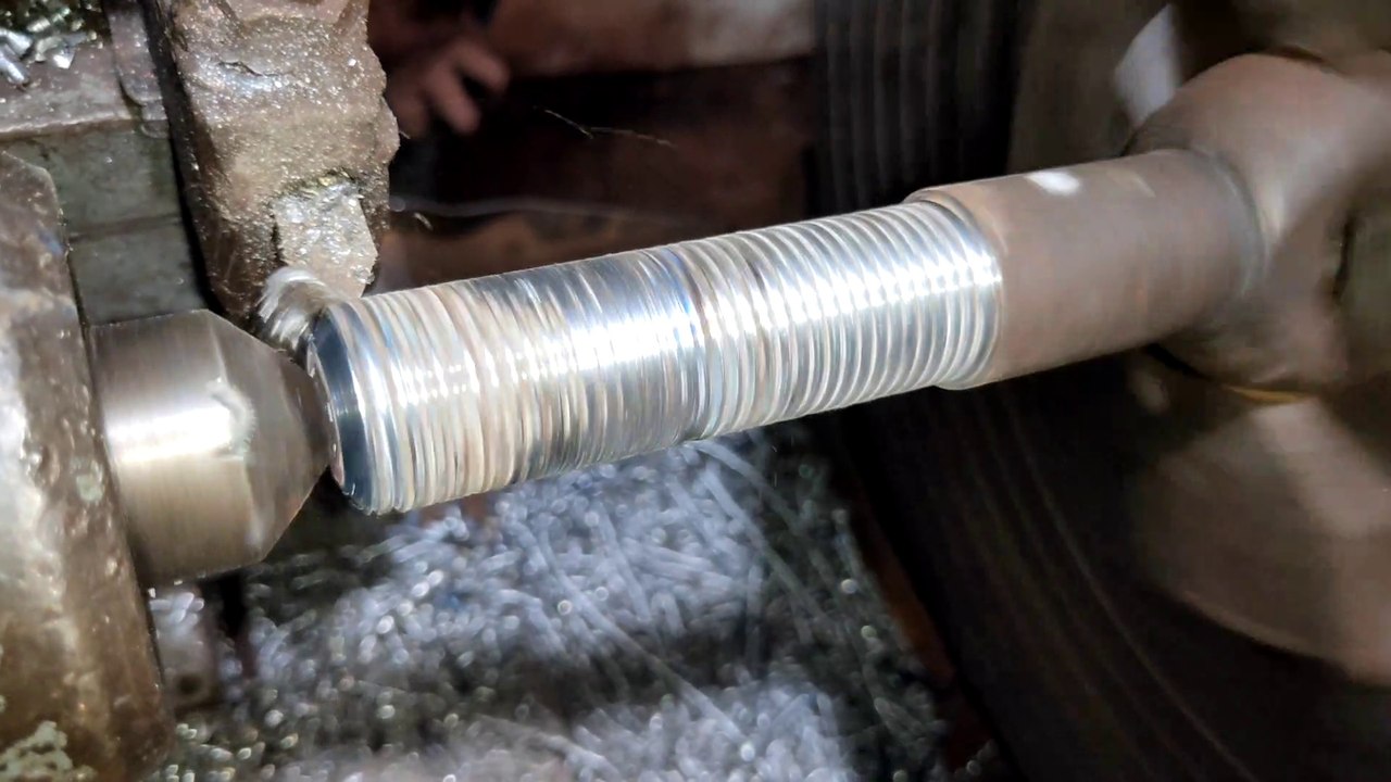 How to make sturt bolt on metal lathe machine.