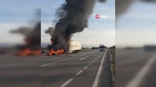 Bursa'da malzeme yüklü tır alev alev yandı
