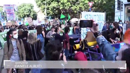 Milano, i Fridays for Future in piazza contro Cingolani: "Noi radical chic? Lui non ha fatto niente"