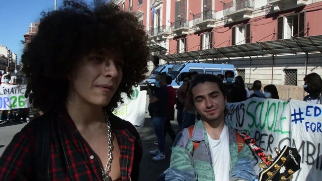 Bari, dopo due anni i ragazzi di Fridays for future tornano in piazza: È il momento di agire