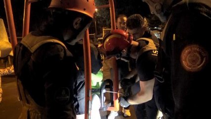 AVCILAR'DA SALINCAKTA SIKIŞARAK MAHSUR KALAN ÇOCUĞU İTFAİYE KURTARDI