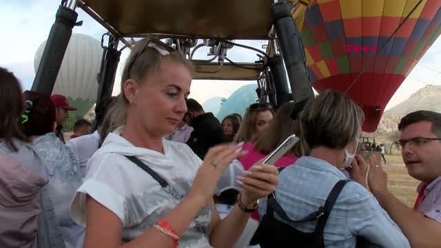 KAPADOKYA'DA HAVALANAN BALONLAR GÖKYÜZÜNÜ SÜSLÜYOR