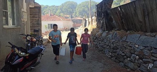 ELLERİNDE BİDONLARLA ÇAMLIKTAKİ YANGINI SÖNDÜRMEYE GİTTİLER