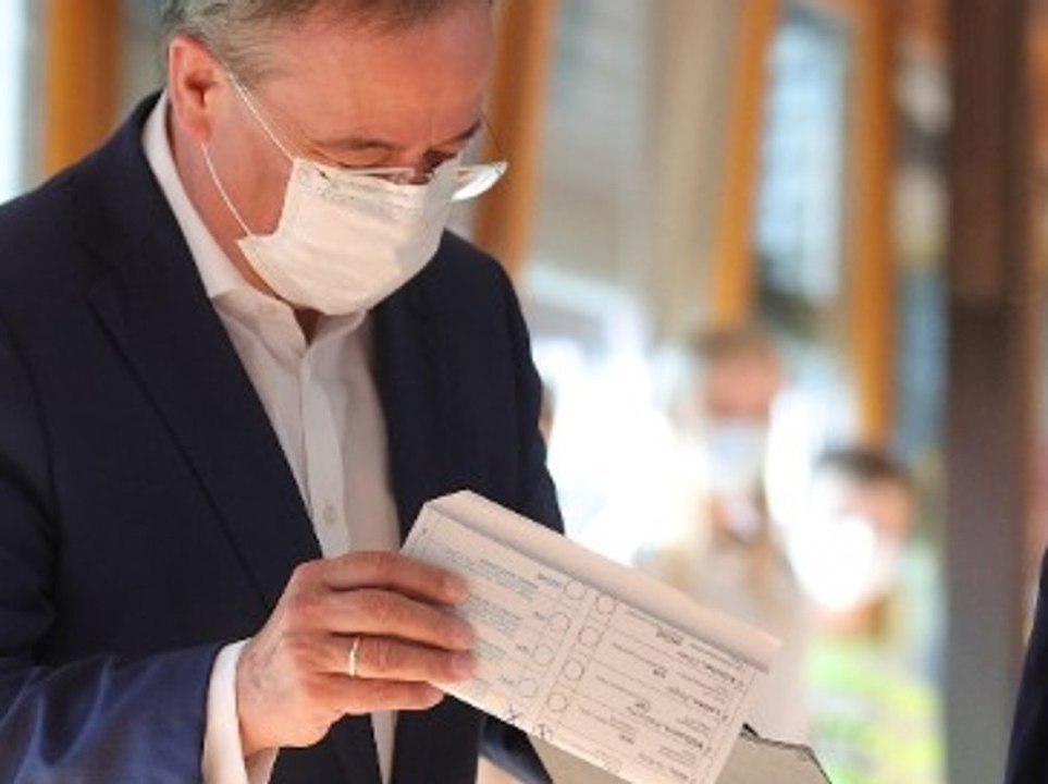 Fauxpas im Wahllokal: Armin Laschet leistet sich peinlichen Fehler