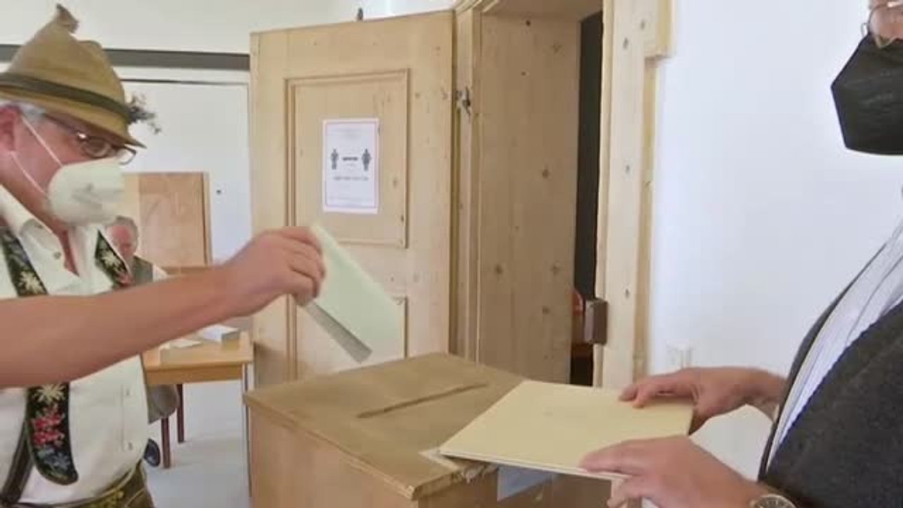 Alemania elige al sucesor de Merkel en unas legislativas muy apretadas