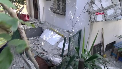 KADIKOY'DE 2 BALKON GURULTUYLE COKTU; MAHALLELI SOKAGA DOKULDU