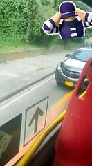 A varillazos conductor rompe un SITP en la calle 94 con 7ma en Bogotá