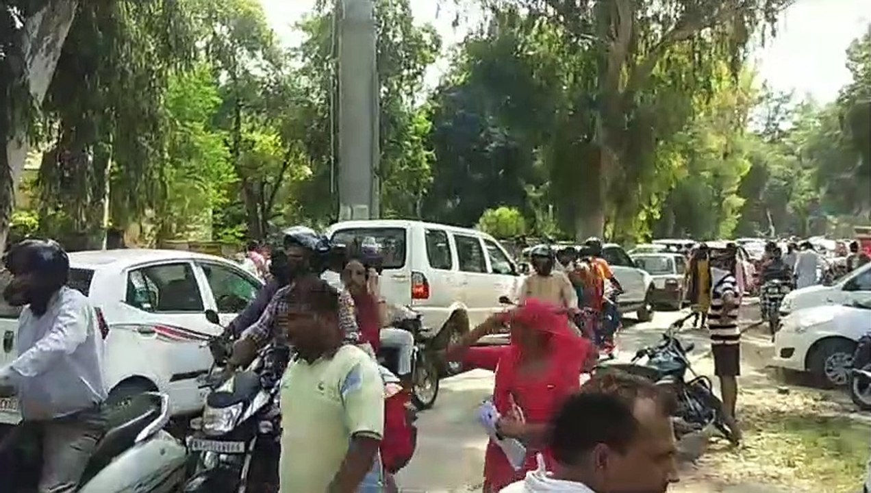 भारी संख्या में कारों में परीक्षा देने आए परीक्...