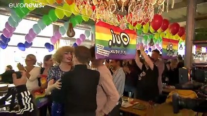 Ηχηρό "ναι" των Ελβετών στον γάμο ομόφυλων ζευγαριών