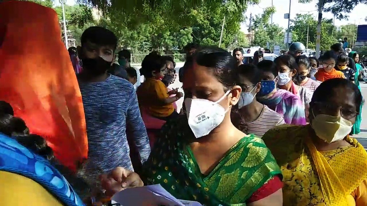 परीक्षा केंद्रों के बाहर अभ्यर्थियों की लगी कतार