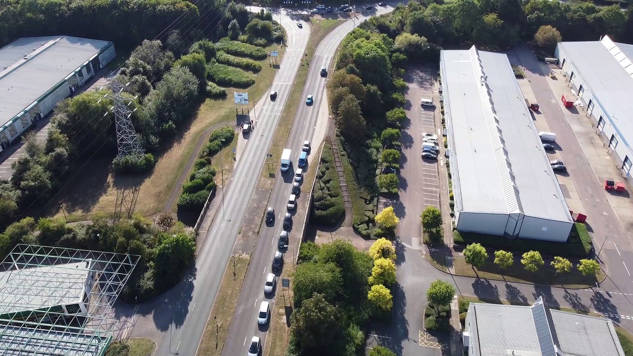 Video shows crazy queues for fuel in Milton Keynes video Dailymotion