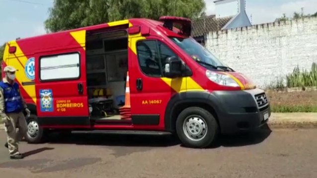 Ao tentar descer escada com berço, homem sofre queda e fica ferido