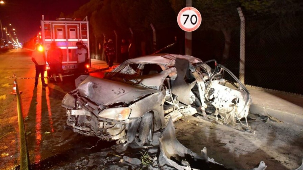 Otomobil beton bariyerlere çarpıp yandı; 1 ölü, biri ağır, 3 yaralı