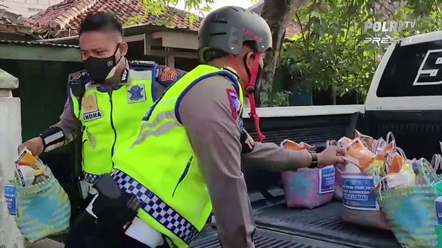 Polwan Polres Grobogan Bagikan Bansos ke Warga Kurang Mampu