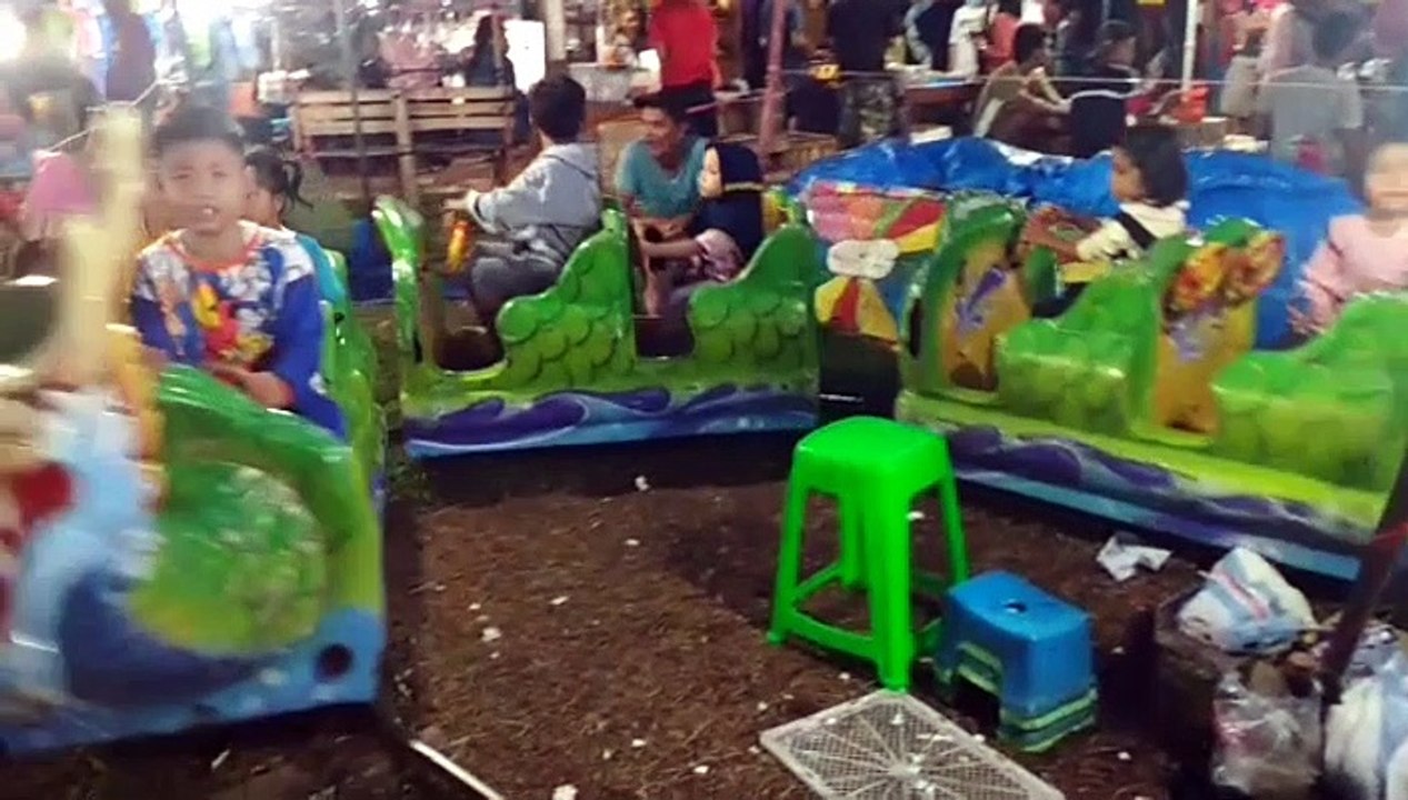 Naik kereta naga