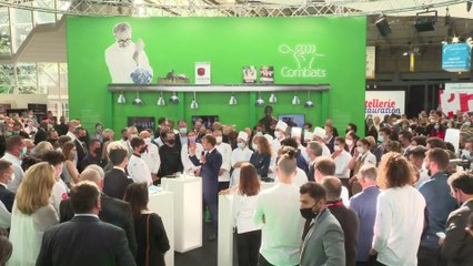 En visite au Sirha, Emmanuel Macron annonce "des pourboires défiscalisés et sans charge, permis par carte bleue"