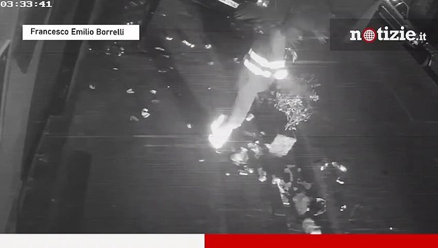 Napoli, operatore ecologico sparge i rifiuti per strada: incastrato dalle telecamere di sicurezza