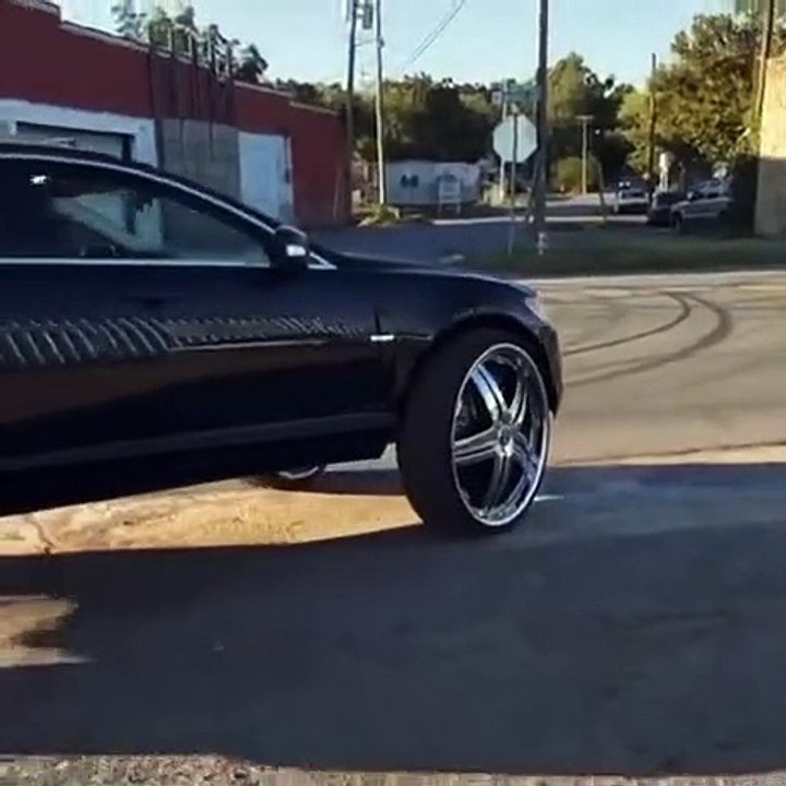 Il veut montrer ses super jantes à tout le monde mais ça ne va pas durer longtemps !