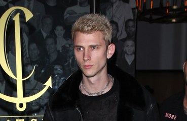 Machine Gun Kelly se bat avec un fan en plein concert