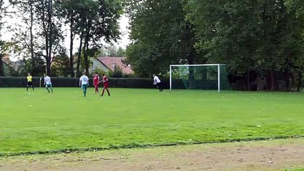 Latscho Theune hält einen Foulelfmeter im Pokalspiel gegen die SVGE