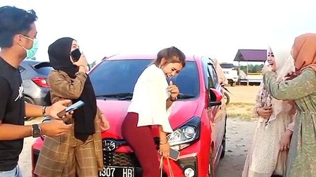 MUTAR LAGU TIKTOK DI DEPAN ORANG TIKTOK SYNDROME DI PANTAI ASLI GA BISA NAHAN GOYANG