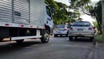 Carro e caminhão se envolvem em colisão na Avenida Tancredo Neves
