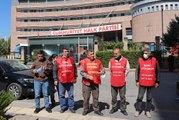 Haksız yere işten çıkarıldığını öne süren 4 işçi CHP Genel Merkezi önünde basın açıklaması yaptı
