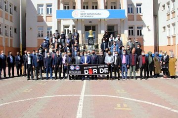 Darp edilen okul müdürüne meslektaşları destek çıktı