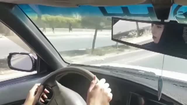 El miedo paraliza las matrículas en la única escuela afgana para mujeres conductoras.