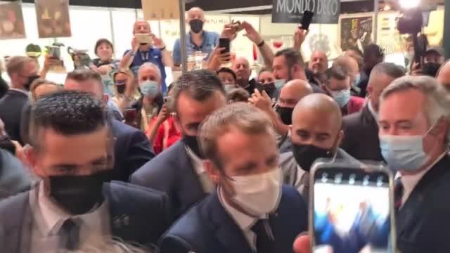 Fransa Cumhurbaşkanı Macron yumurtalı saldırıya uğradı