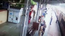 चलती ट्रेन में चढ़ने के प्रयास में गिरी युवती महिला, महिला कांस्टेबल ने दौड़कर बचाई जान, देखें लाइव वीडियो