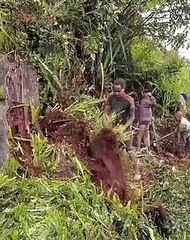 BAHU MEMBAHU DALAM MENGERJAKAN AKSES JALAN DARI LAPANGAN TERBANG HINGGA KE SEKOLAH