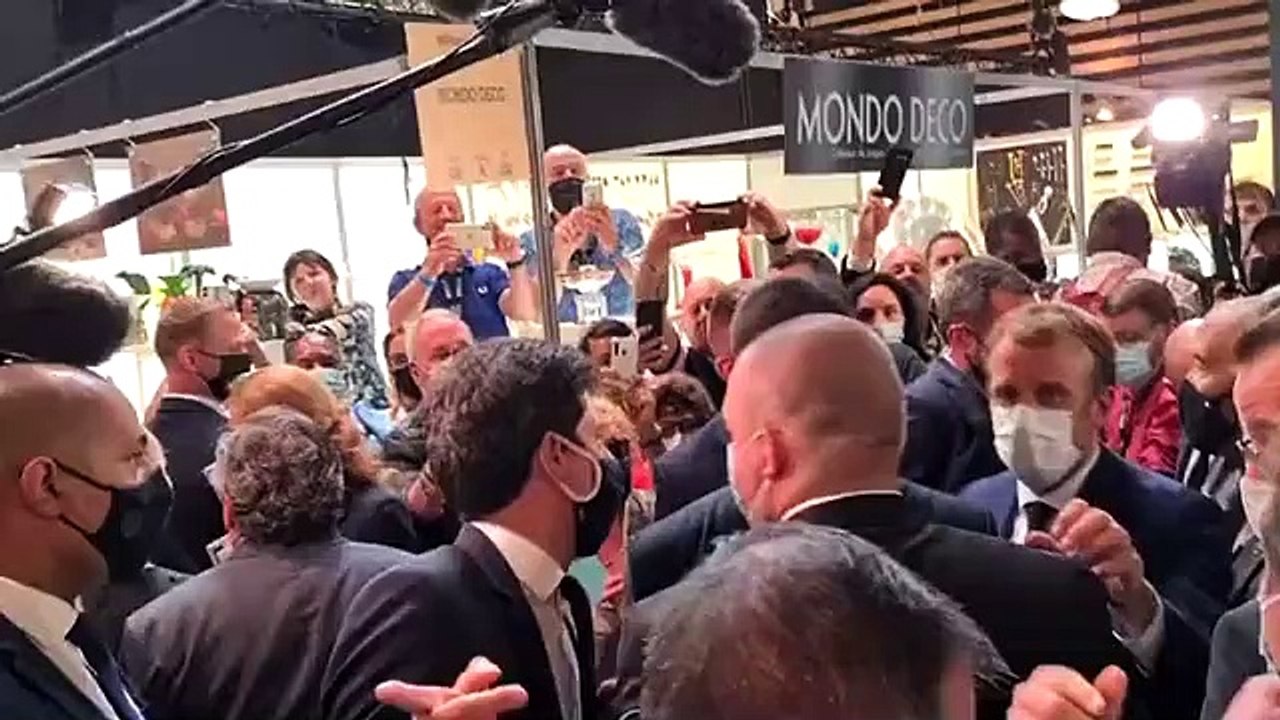 Fransa Cumhurbaşkanı Macron'a yumurtalı saldırı kamerada