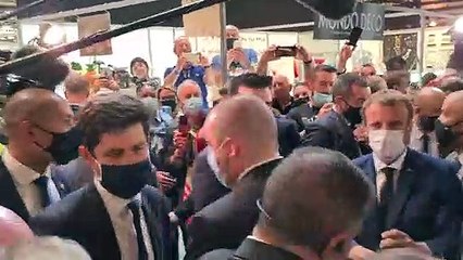 Le président français Emmanuel Macron victime d'un jet d'œuf