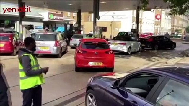Görüntüler İngiltere'den! Kriz çözülemiyor, benzin istasyonlarında uzun kuyruklar oluştu