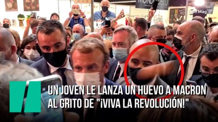 Un joven le lanza un huevo a Emmanuel Macron al grito de "¡Viva la revolución!"