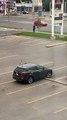 Deux conductrices se garent sur un parking vide et réussissent à casser leurs voitures